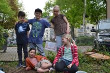 Die Kinderreporter vom WDR vor ihrem Blühquadratmeter